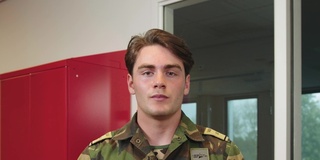 een soldaat die poseert